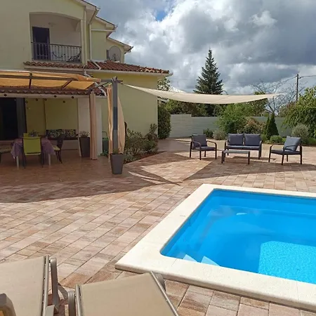 Oasis Near - A House With A Pool, Pet Frendly