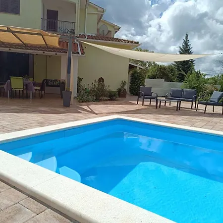 Oasis Near - A House With A Pool, Pet Frendly Holiday home