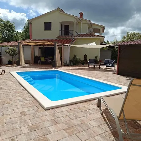 Holiday home Oasis Near - A House With A Pool, Pet Frendly *