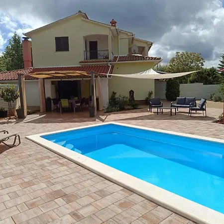 Holiday home Oasis Near - A House With A Pool, Pet Frendly